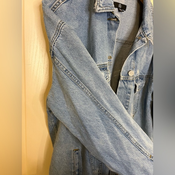 Missguided Light Wash Distressed Denim Jacket - Picture 5 of 7